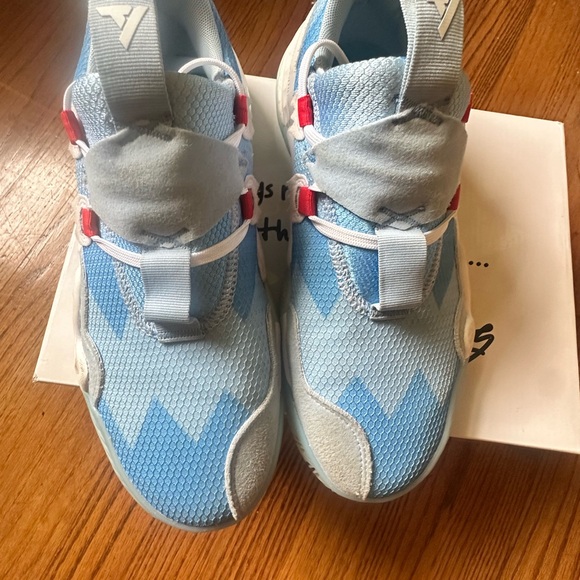 Adidas Blue and White Sneakers Modern Design - Picture 4 of 6